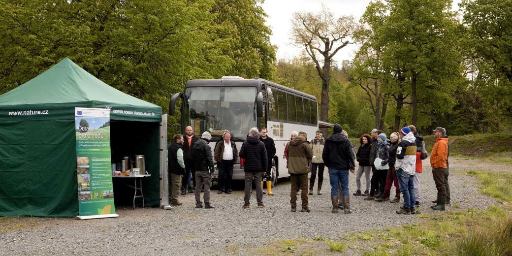 Účastníci semináře u autobusu.