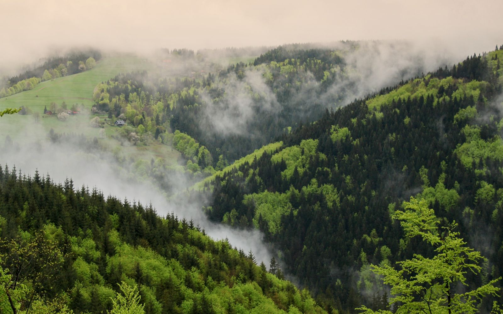 Krajina CHKO Beskydy s mraky.