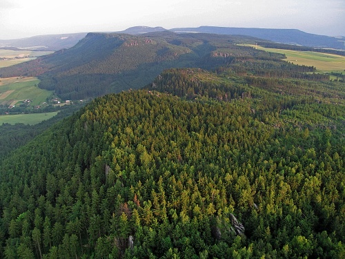 Symetrický hřeben Broumovských stěn se Stolovými horami v pozadí.