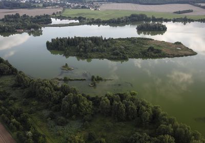 Letecký pohled na Chomoutovské jezero.
